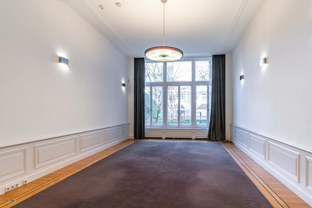 Kantoorruimte met deuren naar het balkon